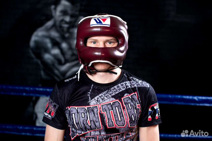 Боксерский шлем и перчатки