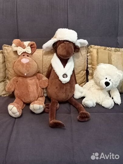 Мягкие игрушки: обезьяна, заяц, медведь