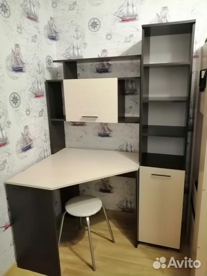 Угловой письменный стол с пеналом