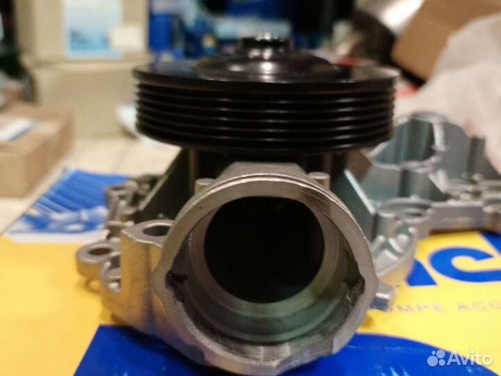 Водяной насос на Mercedes ML W164 A2732000201