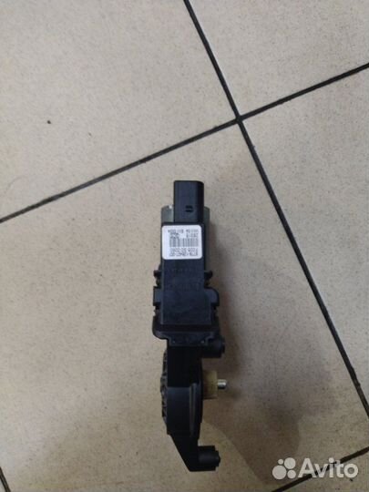 Мотор стеклоподъемника задний правый Volkswagen