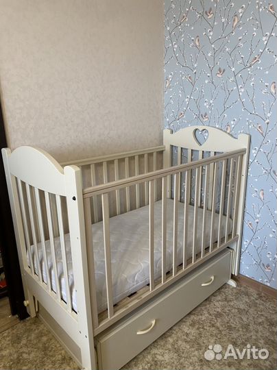 Детская кроватка с маятником и матрасом