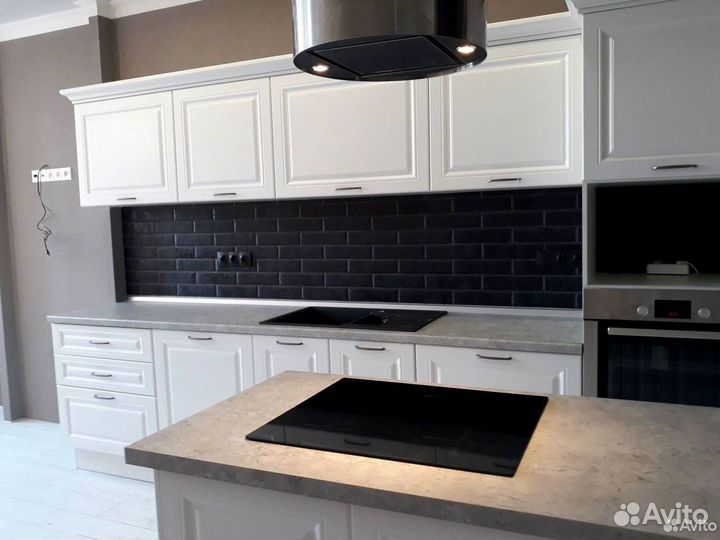 Кухня с каменным островом