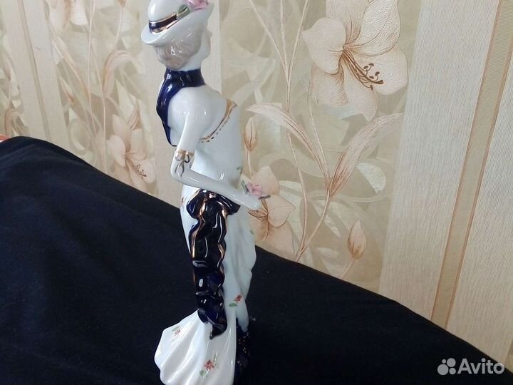 Фарфоровая Статуэтка Дамы ссср. Новая