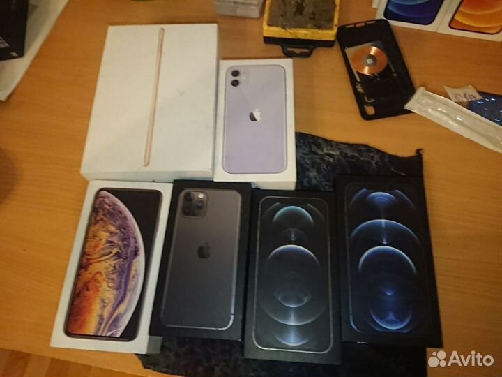 Коробки от айфонов