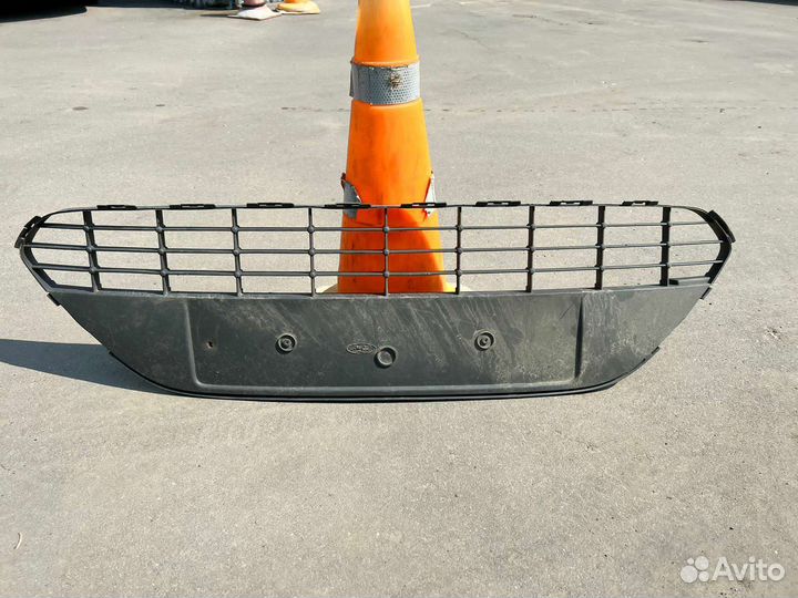 Решетка в бампеи центральная Ford Focus II 2005