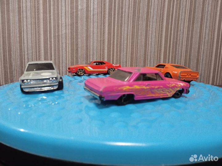 Модель автомобиля 1:64 Лот 1