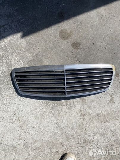 Решетка капота w211