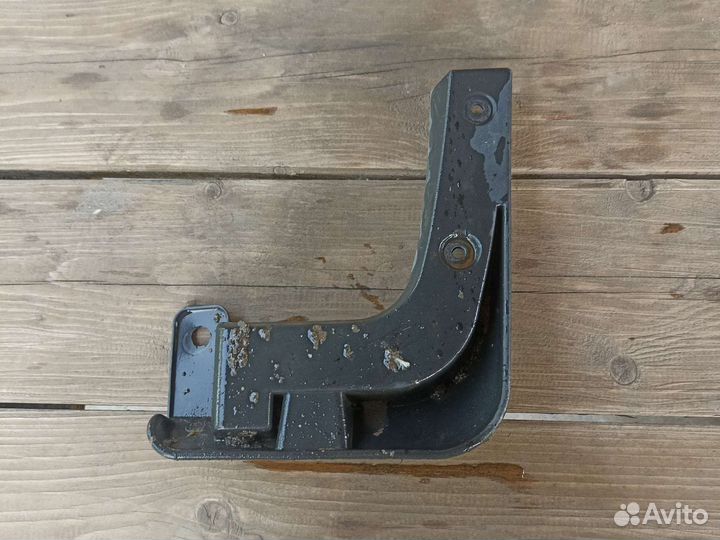 Брызговик передний левый Kia Rio 3