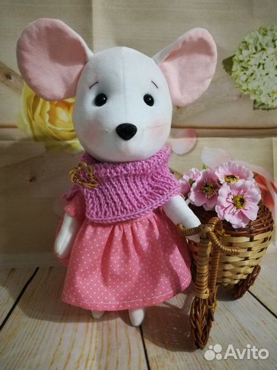 Мышка в розовом платье