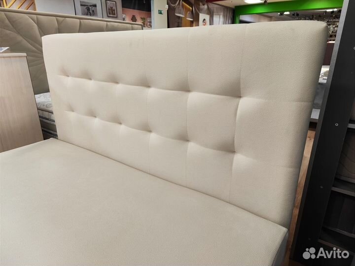 Кровать. Кровать с матрасом