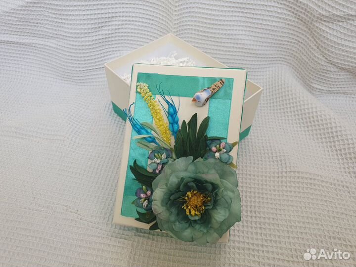 Подарочная коробка открыта, упаковка для подарков