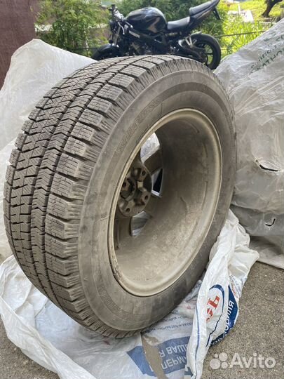 Bridgestone Blizzak Ice 215/55 R16