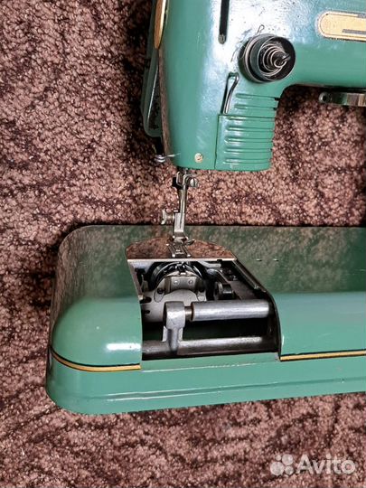 Швейная машина 