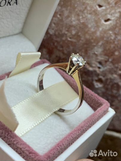 Кольцо с брилиантом