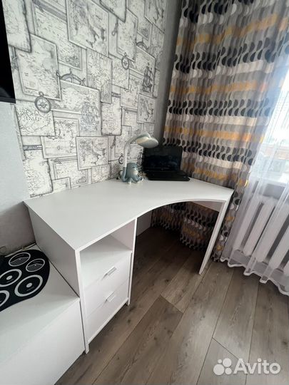 Компьютерный стол белый