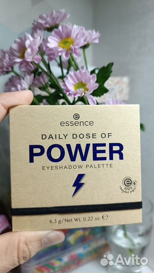 Две палетки - для лица, и тени от Essence