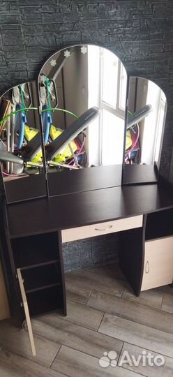 Туалетный столик с зеркалом