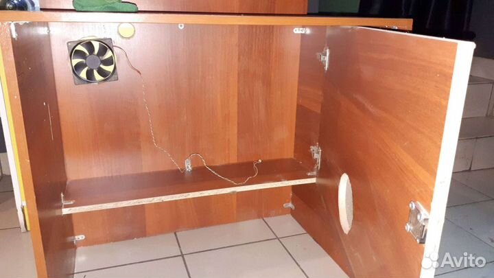 Компьютерный стол с внутренним расположением систе