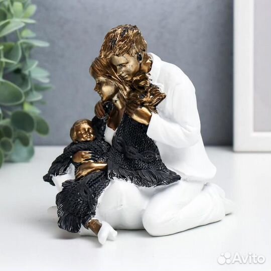 Сувенир полистоун 'Папа, мама и ребёнок в белой од