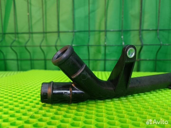 Патрубок системы охлаждения Mercedes-Benz C W203