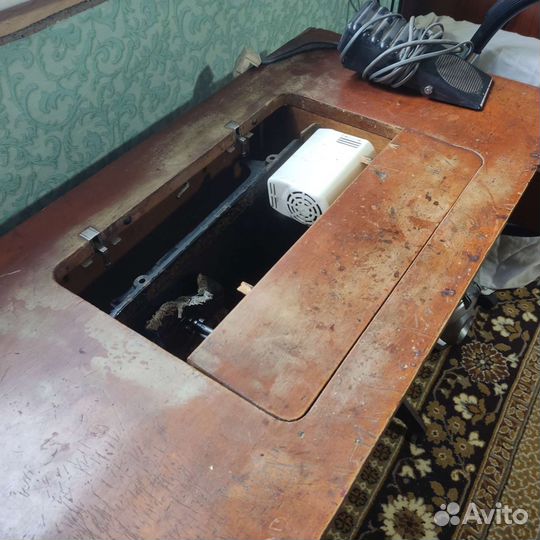 Бытовая швейная машинка б/у с электроприводом