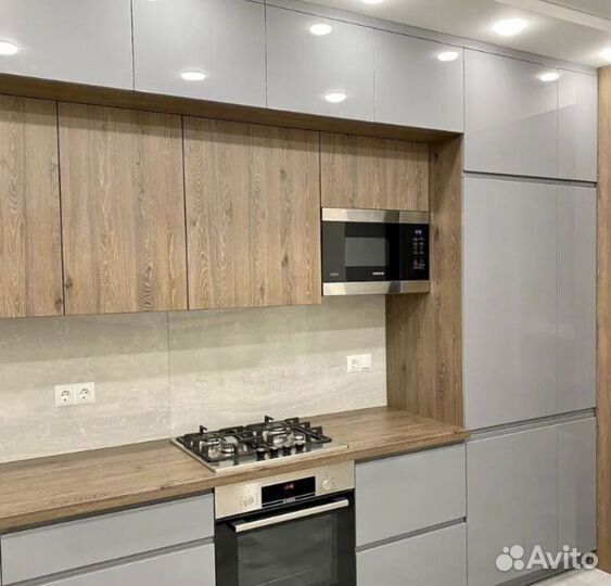 Прямая кухня в бежевом глянце и матовом дереве