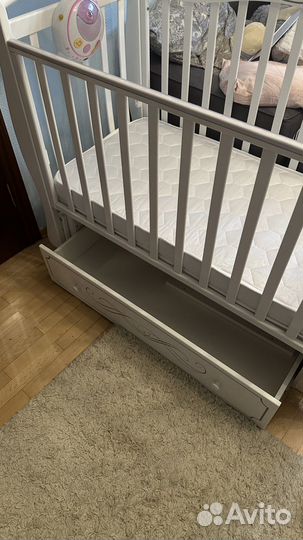 Детская кроватка с маятником