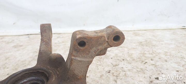 Ступица передняя кулак поворотный левый KIA shuma