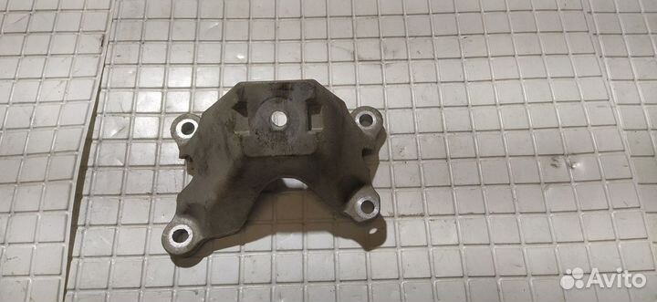 Кронштейн двигателя левый Audi A6 C6 AUK