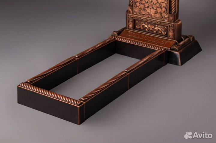 Надгробный крест с цветником