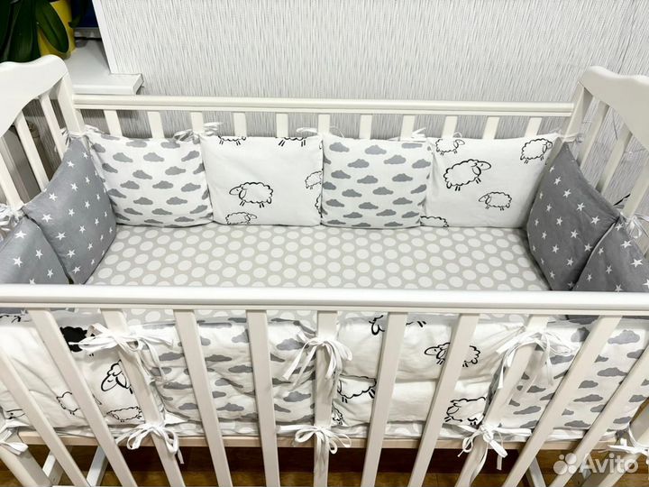 Детская кроватка на колесиках