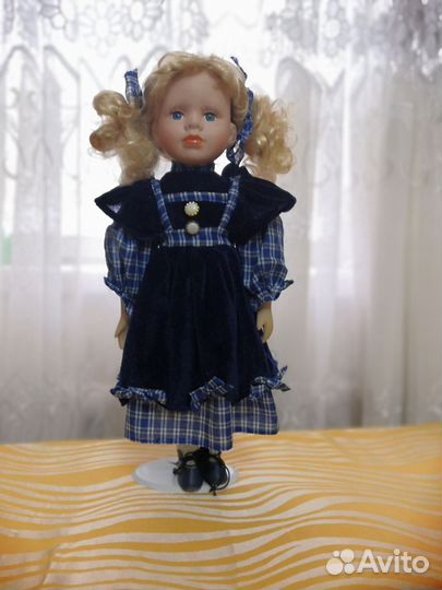 Фарфоровая кукла