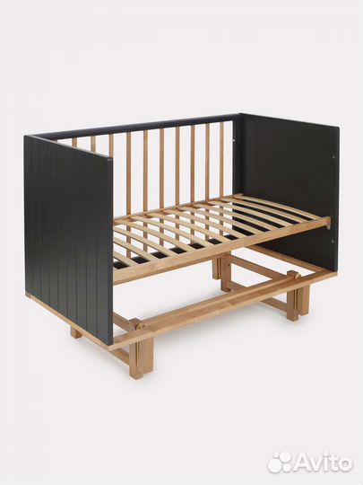 Детская кроватка с маятником