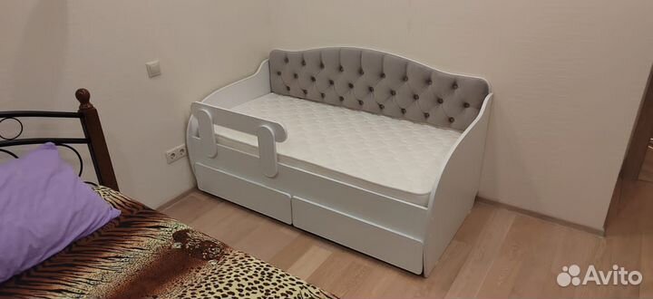 Детская кровать с мягкой спинкой