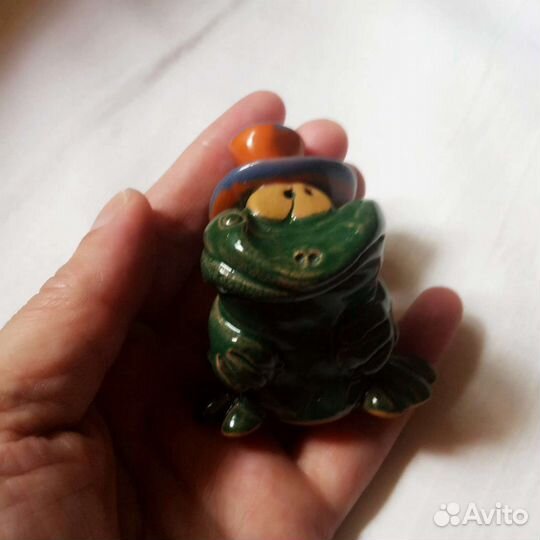 Статуэтка лягушки пара