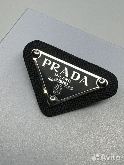 Брошь prada