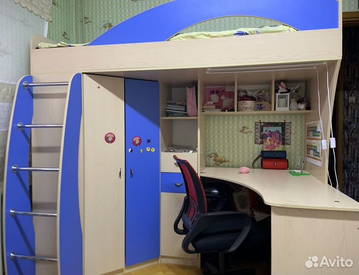 Кровать чердак со столом и шкафом
