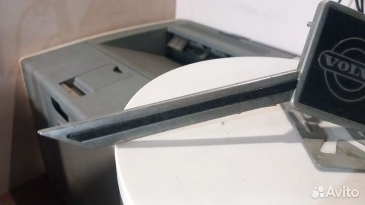 Эмблема решетки радиатора Volvo 850