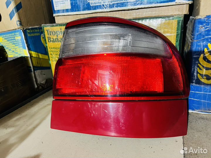 Фонарь задний правый toyota karina-E