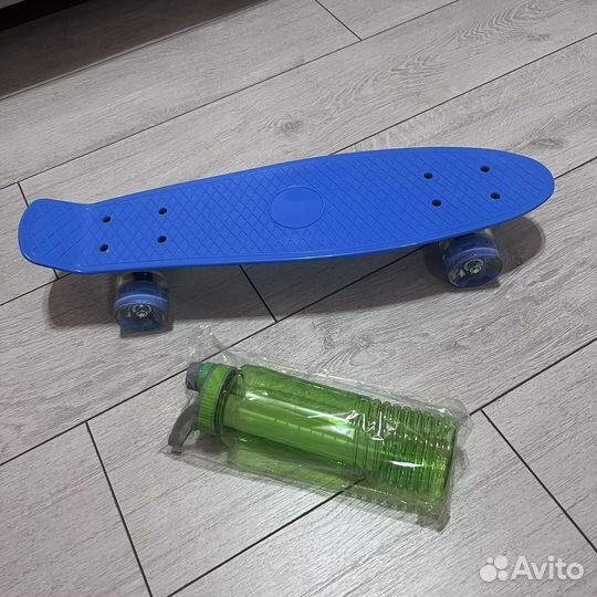 Скейтборд, бутылка для воды