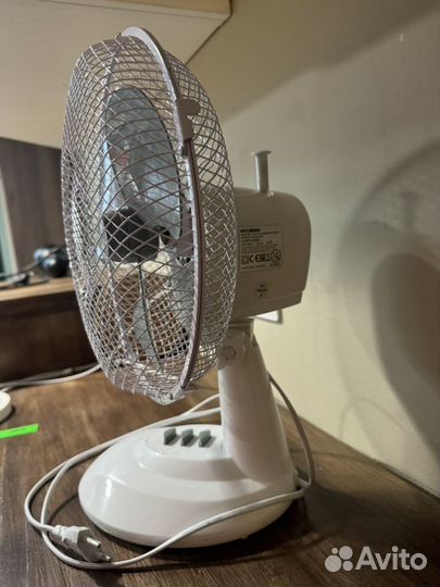Вентилятор настольный hyundai H-DF9-D901