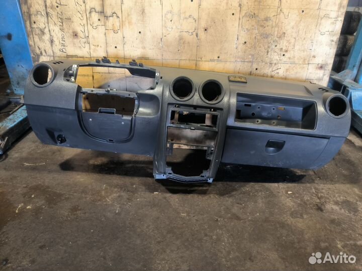 Торпедо Renault Logan