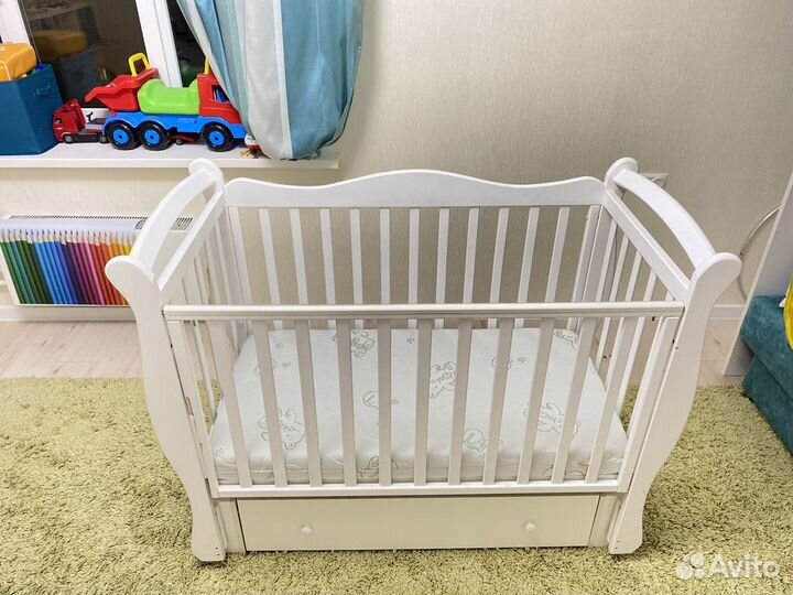 Детская кроватка с маятником