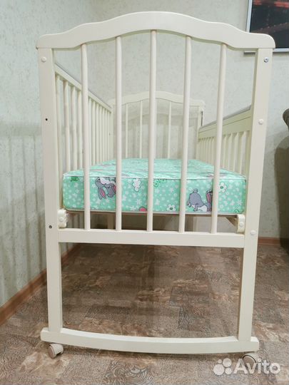 Детская кроватка из массива