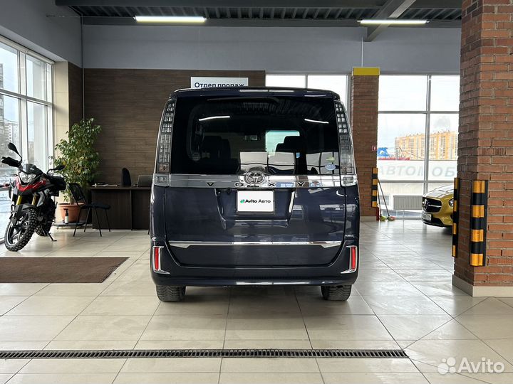 Toyota Voxy 2.0 CVT, 2017, 147 379 км