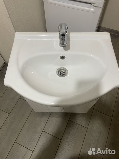 Тумба в ванну с раковиной и смесителем