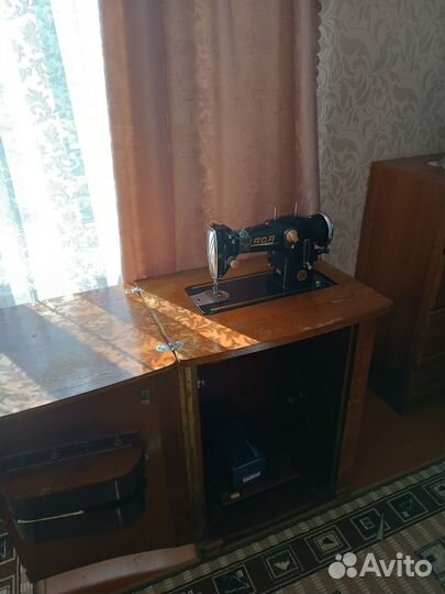 Швейная машина Лада233