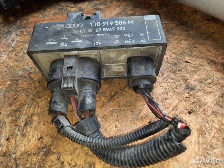 Реле электровентилятора Volkswagen Golf 4 2005