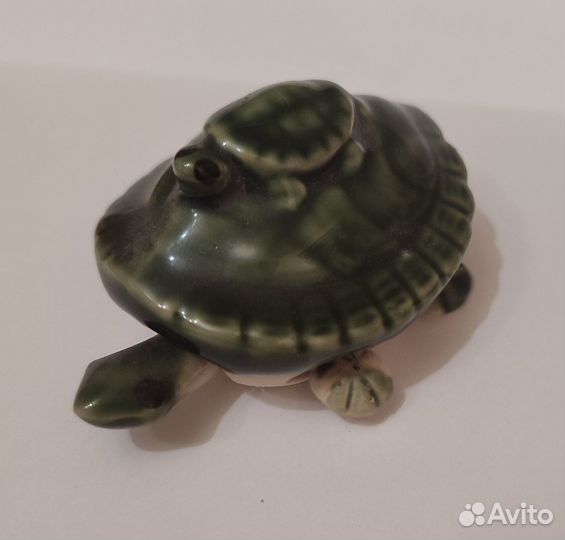 Черепашка из камня с болтающимися ножками